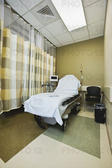 Empty hospital bed. Date : 2008