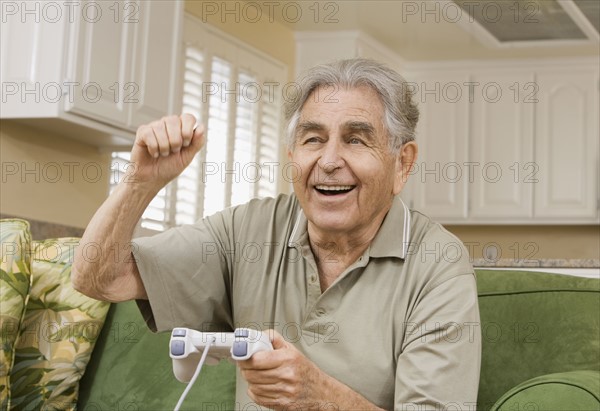 Senior man playing video games. Date : 2008