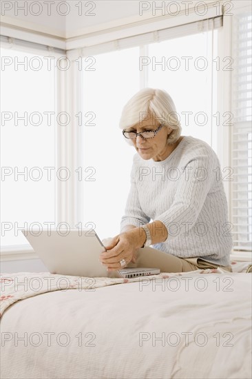 Woman looking at laptop. Date : 2008