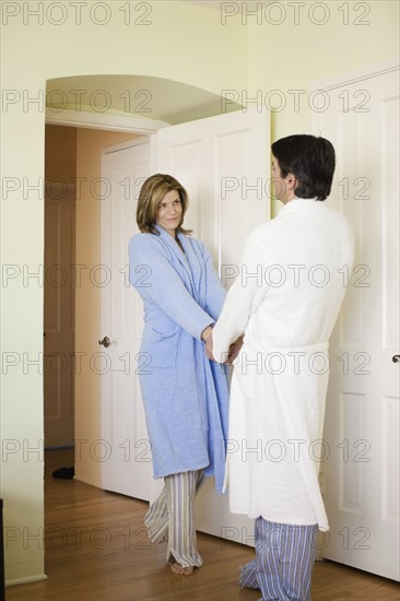 Couple in pajamas holding hands. Date : 2008