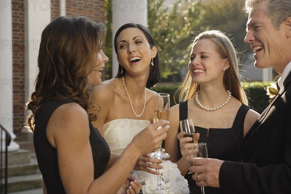 Bride drinking champagne with friends. Date : 2008