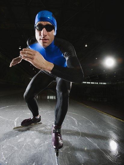 Male speed skater on ice. Date : 2008