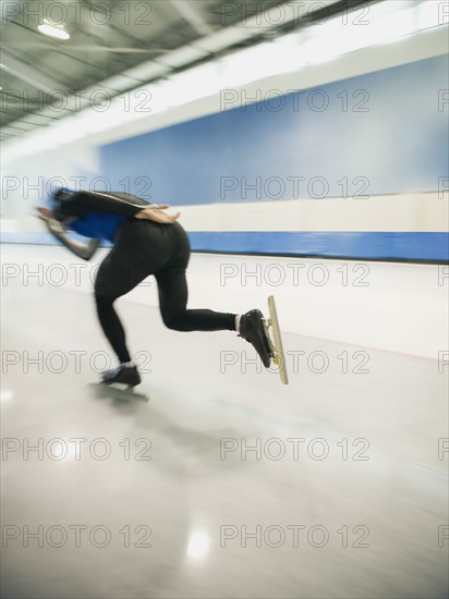 Male speed skater skating. Date : 2008