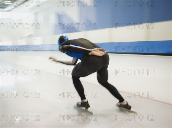 Male speed skater skating. Date : 2008