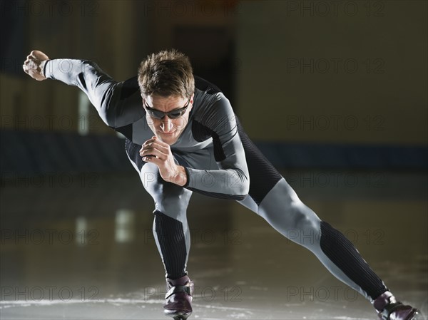 Male speed skater skating. Date : 2008