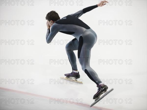 Male speed skater skating. Date : 2008