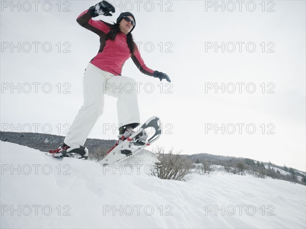 Woman snow shoeing. Date : 2008