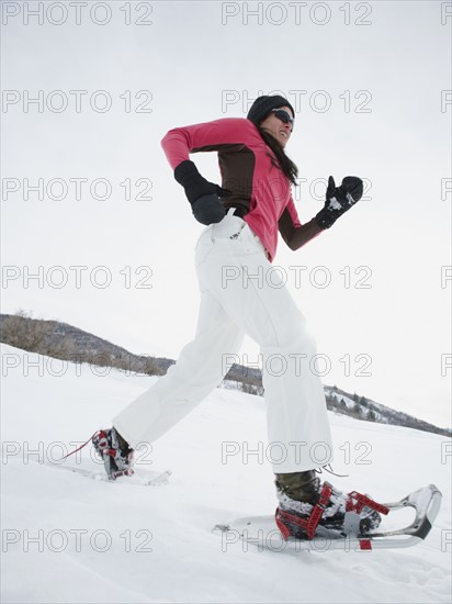 Woman snow shoeing. Date : 2008