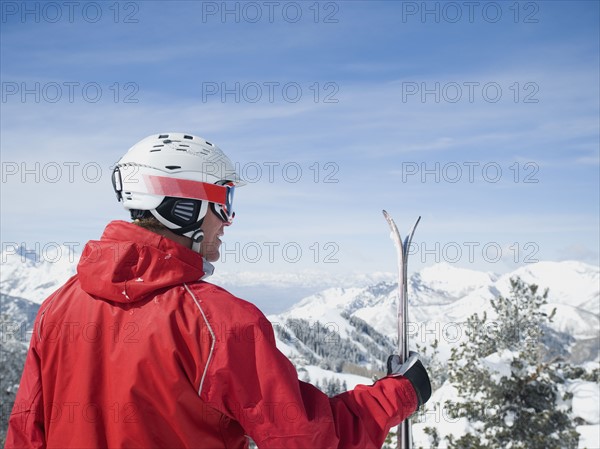 Man holding skis. Date : 2008