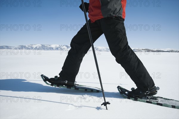 Man snow shoeing. Date : 2008