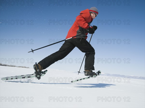 Man snow shoeing. Date : 2008