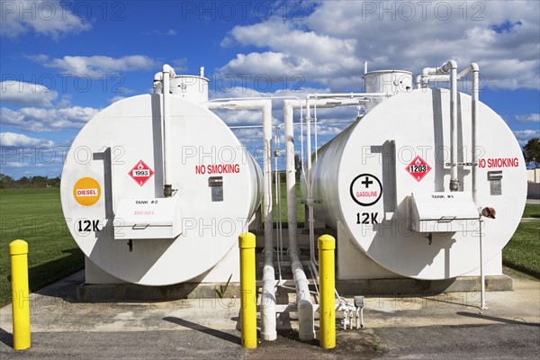 Tanks at oil refinery. Date : 2008