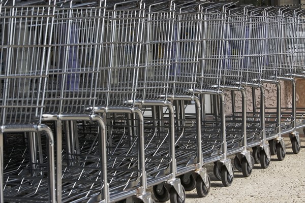 Row of shopping carts. Date : 2008