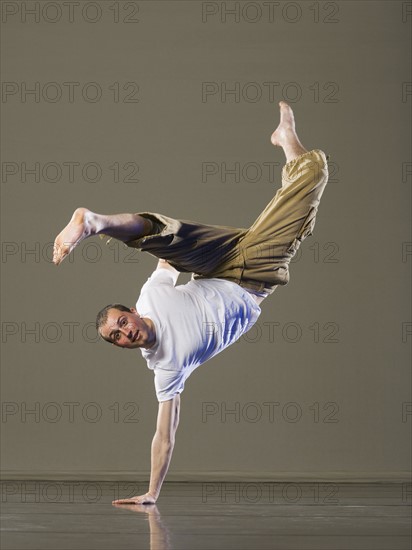 Man balancing on one hand. Date : 2008