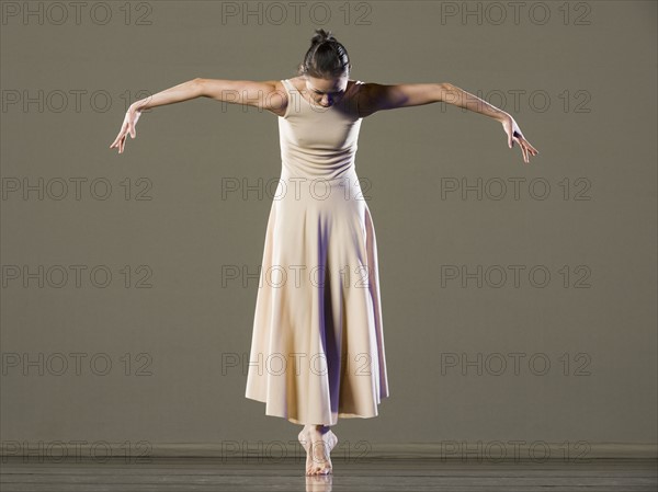 Female ballet dancer dancing. Date : 2008