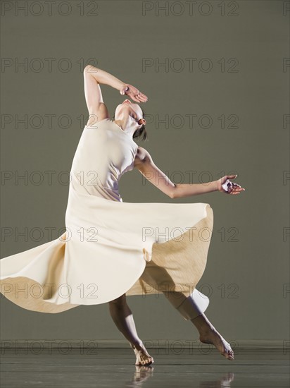 Female ballet dancer dancing. Date : 2008