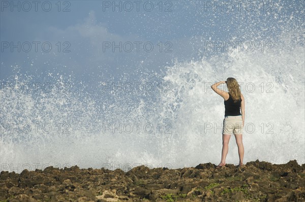 Woman looking out over ocean, Oahu, Hawaii, United States. Date : 2008