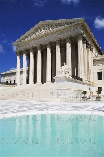 Columned building and reflecting pool, Washington DC, United States. Date : 2008