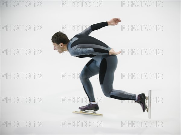 Male speed skater skating. Date : 2008