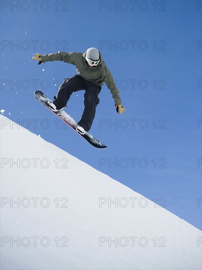 Man on snowboard in air. Date : 2008