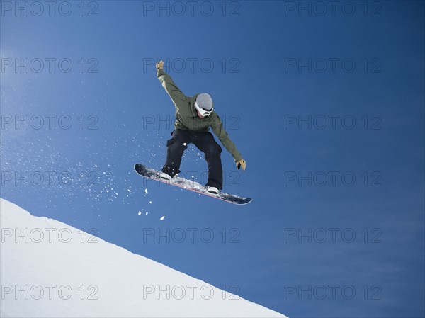 Man on snowboard in air. Date : 2008