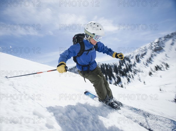 Woman skiing downhill. Date : 2008