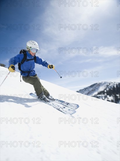 Woman skiing downhill. Date : 2008