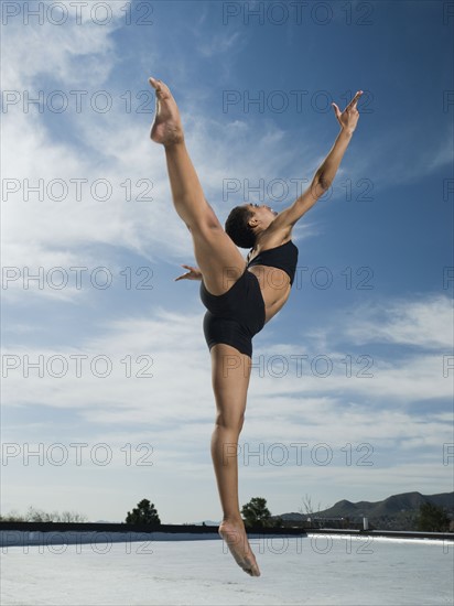 African female ballet dancer jumping. Date : 2008