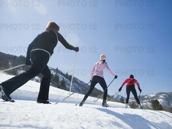 Women cross country skiing. Date : 2008