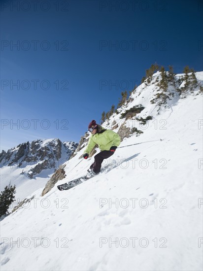 Woman skiing downhill. Date : 2008