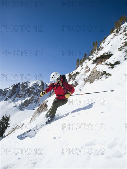 Woman skiing downhill. Date : 2008