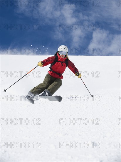 Woman skiing downhill. Date : 2008