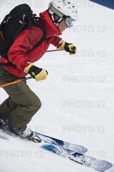 Woman skiing downhill. Date : 2008