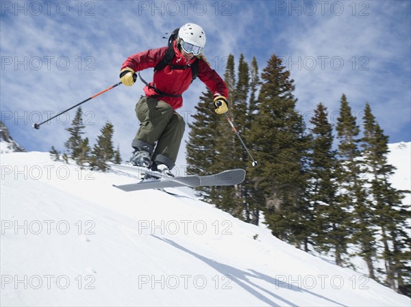 Woman skiing downhill. Date : 2008