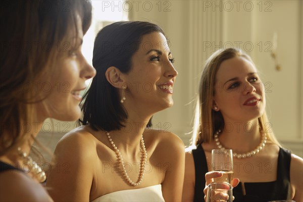 Bride drinking champagne with friends. Date : 2008