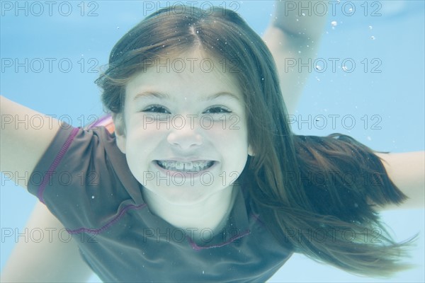 Girl swimming underwater. Date : 2008