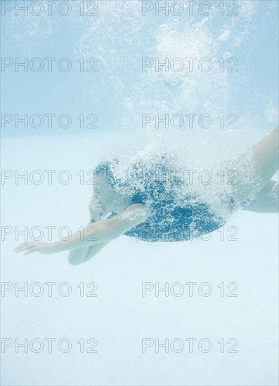 Girl diving underwater. Date : 2008