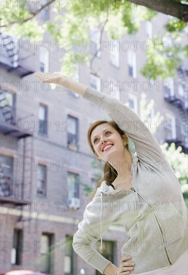 Young woman stretching in urban setting. Date : 2008