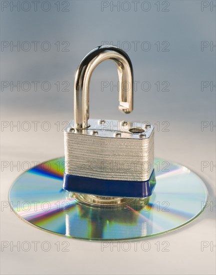 Lock and compact disc. Date : 2008