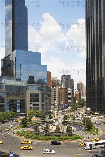 Traffic roundabout in busy urban setting. Date : 2008