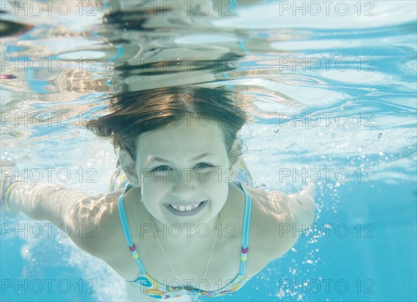 Girl swimming underwater. Date : 2008