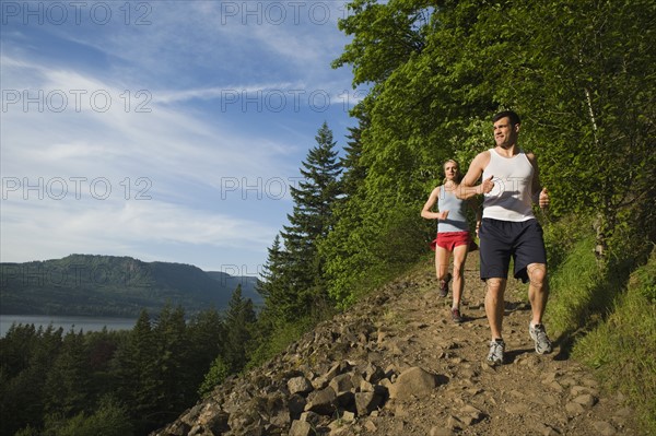 Runners descending rocky trail. Date : 2008