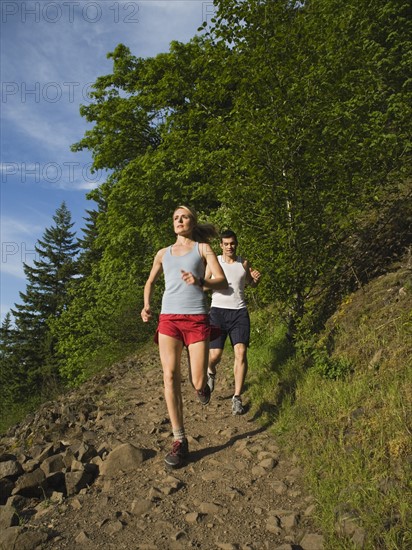 Runners descending rocky trail. Date : 2008