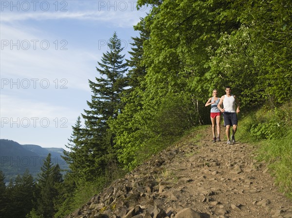 Runners descending rocky trail. Date : 2008