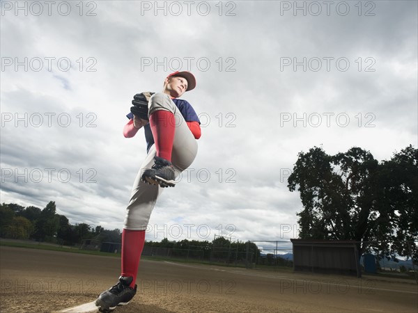 Baseball pitcher getting ready to throw ball. Date : 2008