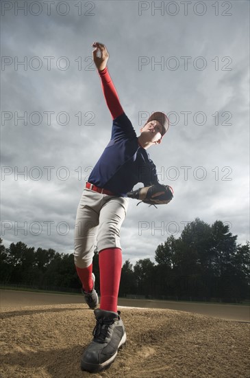 Baseball pitcher throwing ball. Date : 2008