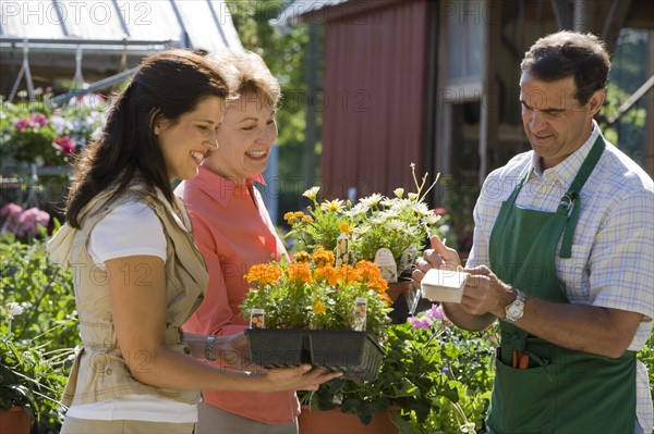 Women paying for flowers. Date : 2008