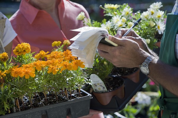 Women paying for flowers. Date : 2008