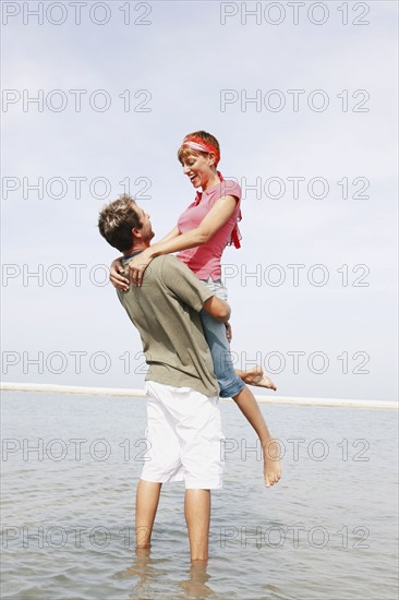 Man lifting ocean out of ocean. Date : 2008