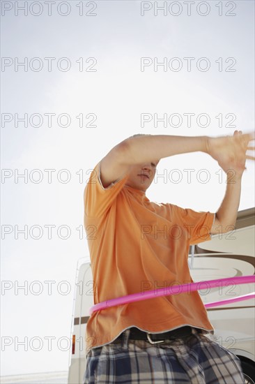 Young man hula hooping. Date : 2008